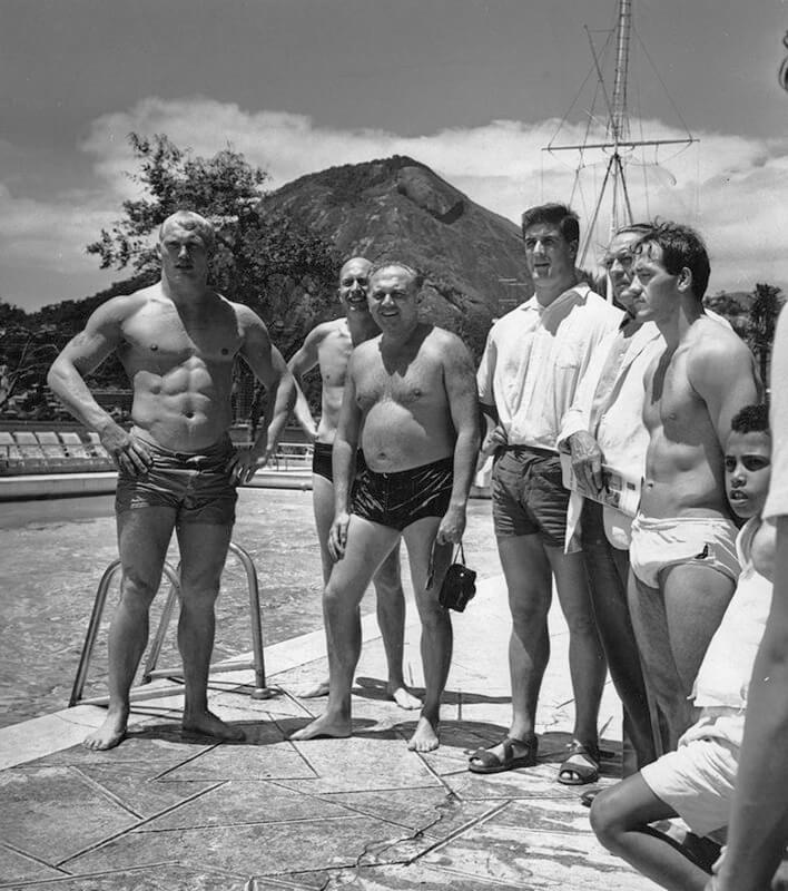 Bij een zwembad in Brazilie, links ook Wim Ruska. Foto: collectie HUA