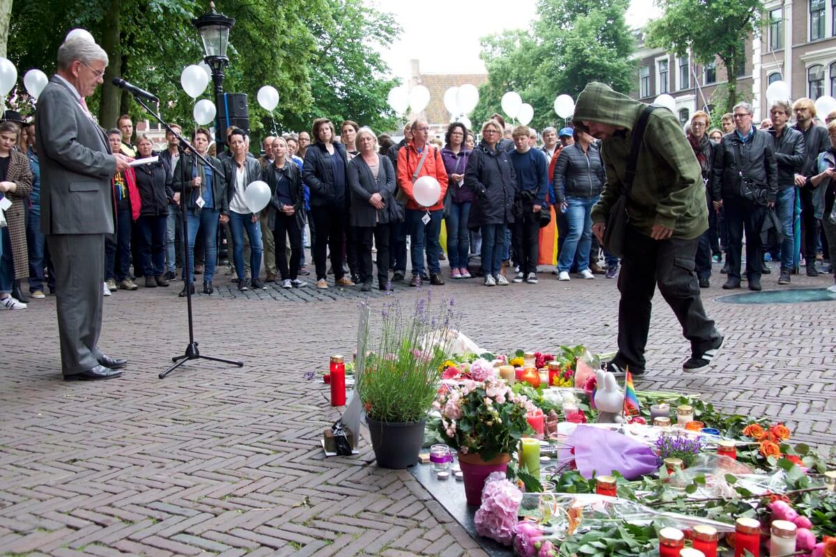 Burgemeester Van Zanen houdt een toespraak. Foto: Ton van den Berg