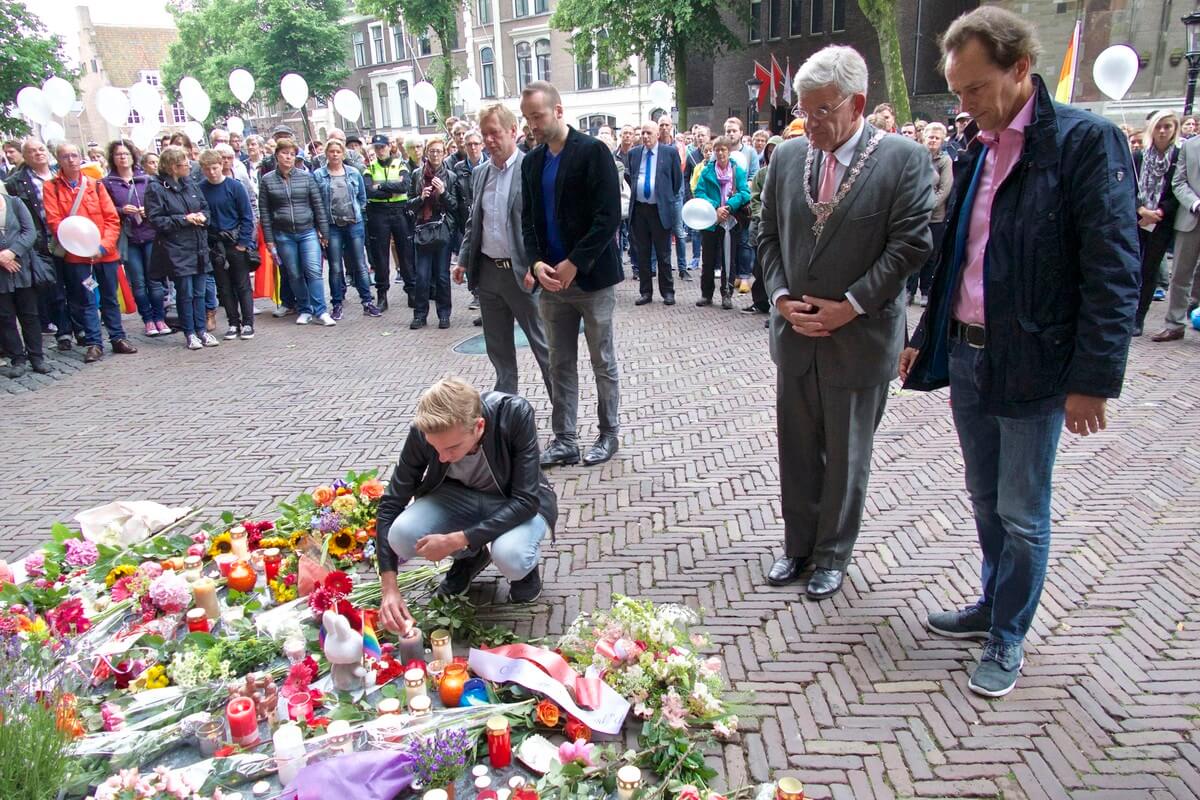 Burgemeester Van Zanen en helemaal links wethouder Diepeveen. Foto: Ton van den Berg