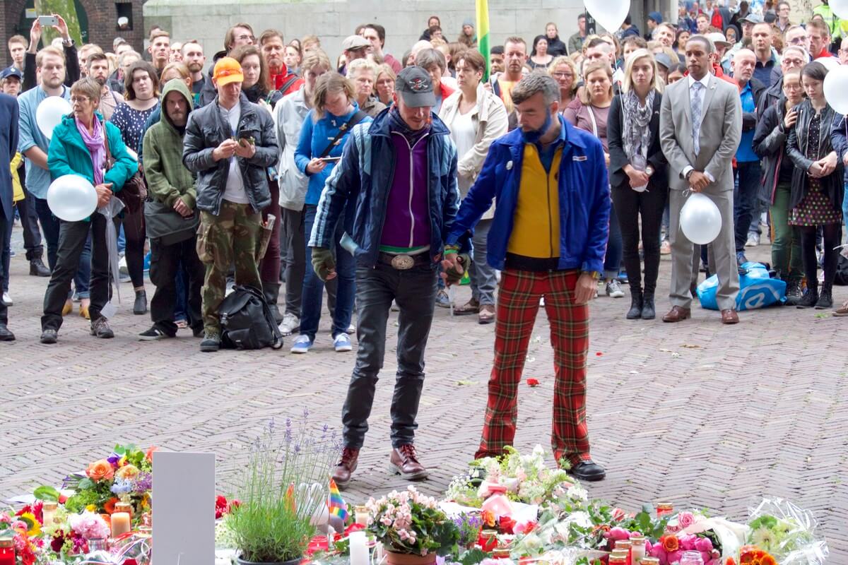 Ook GroenLinksraadslid Pepijn Zwanenberg en zijn partner leggen bloemen. Foto: Ton van den Berg