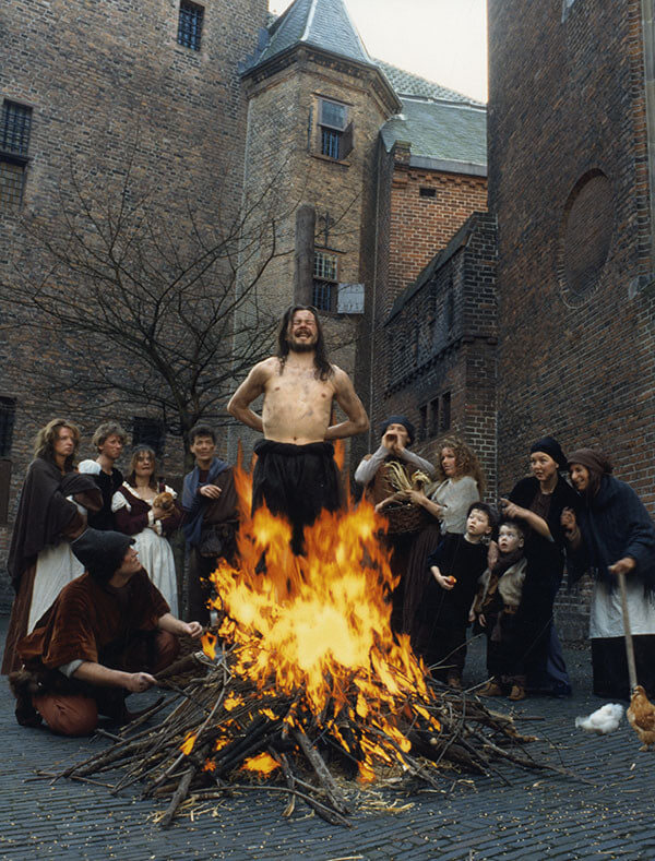 De verbranding van de vermeende weerwolf Jan, Achter de Dom. De foto maakt deel uit van de serie “Profane mythen van Utrecht”, 1996. Foto Frederike Eckhart / collectie SFU. Beeldbank HUA