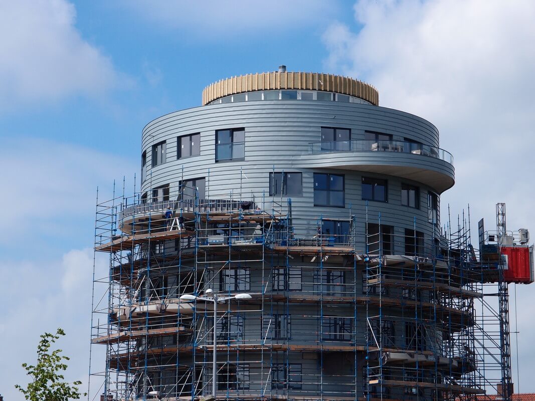 De steigers worden al weggehaald van het iconische gebouw. Foto: L. Engelman