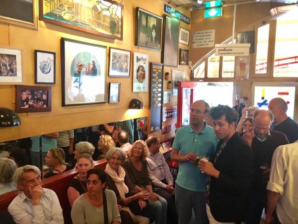 Belangstellende journalisten en bestuursleden Oud-Utrecht in cafe Willem Slok bij de presentatie. Foto: Oud Utrecht