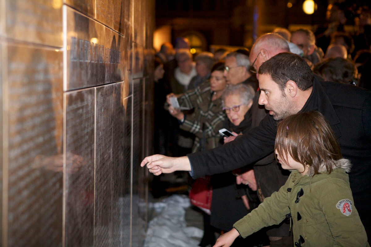 Bezoekers bij het Joods Monument na de onthulling in oktober 2015. Foto: Ton van den Berg