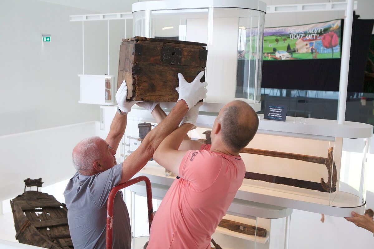 Het kleine kistje krijgt z'n plek in de vitrine. Foto: Ton van den Berg