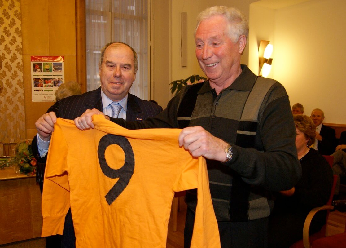 Coen Moulijn en Tonny van der Linden bij de presentatie boek Tonny in 2007 in het stadhuis. Foto: Ton van den Berg