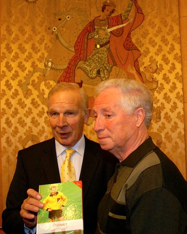 Ton van der Linden (rechts) met Hans Kraay tijdens de presentatie van het boek Tonny. Foto: Ton van den Berg