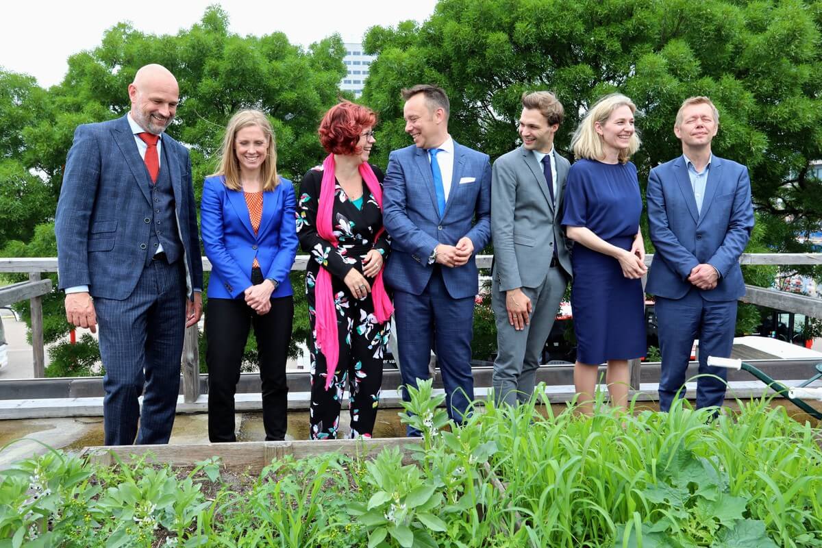 De beoogde wethouders, vlnr: Victor Everhardt, Lot van Hooijdonk, Linda Voortman, Klaas Verschure, Maarten Ooijen, Anke Klein en Kees Diepeveen. Foto: Ton van den Berg