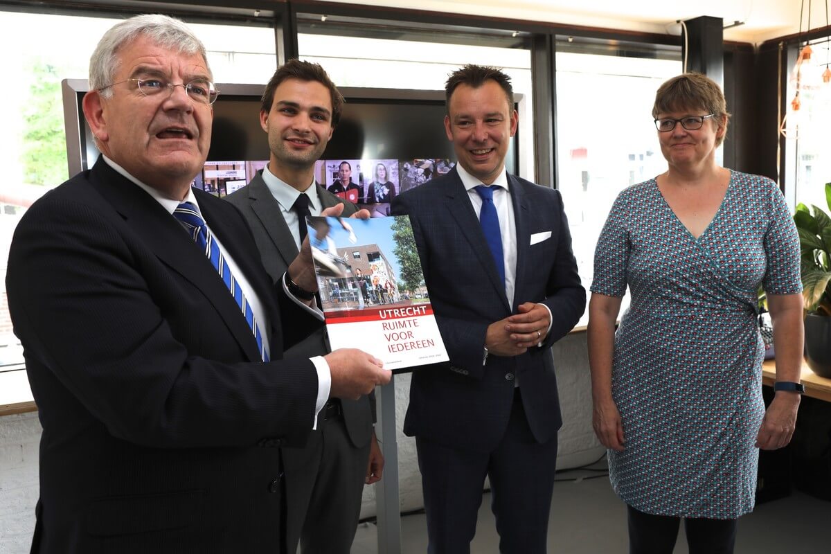 Burgemeester Van Zanen ontvangt als voorzitter van de gemeenteraad het coalitieakkoord. Foto: Ton van den Berg