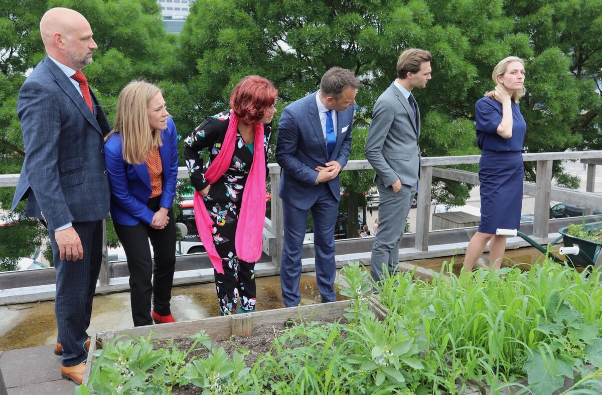 Uitkijken naar de zevende wethouder. Foto: Ton van den Berg