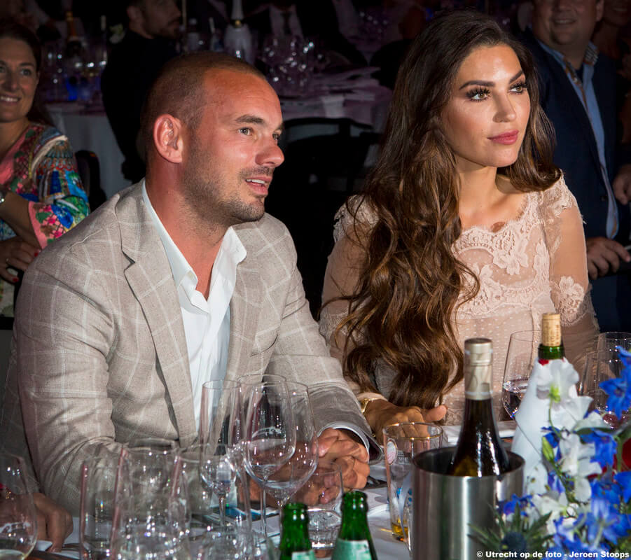 Sneijder en zijn echtegnote Yolanthe luisteren naar de toespraak van de burgemeester. Foto: Jeroen Stoops