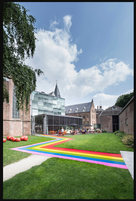 Het regenboogzebrapad in de museumtuin. Foto: Jan-Kees Steenman