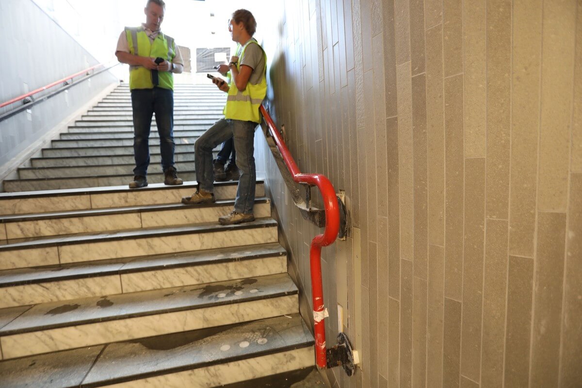 Oude gesloopte leuningen zijn weer teruggeplaatst. Foto: Ton van den Berg