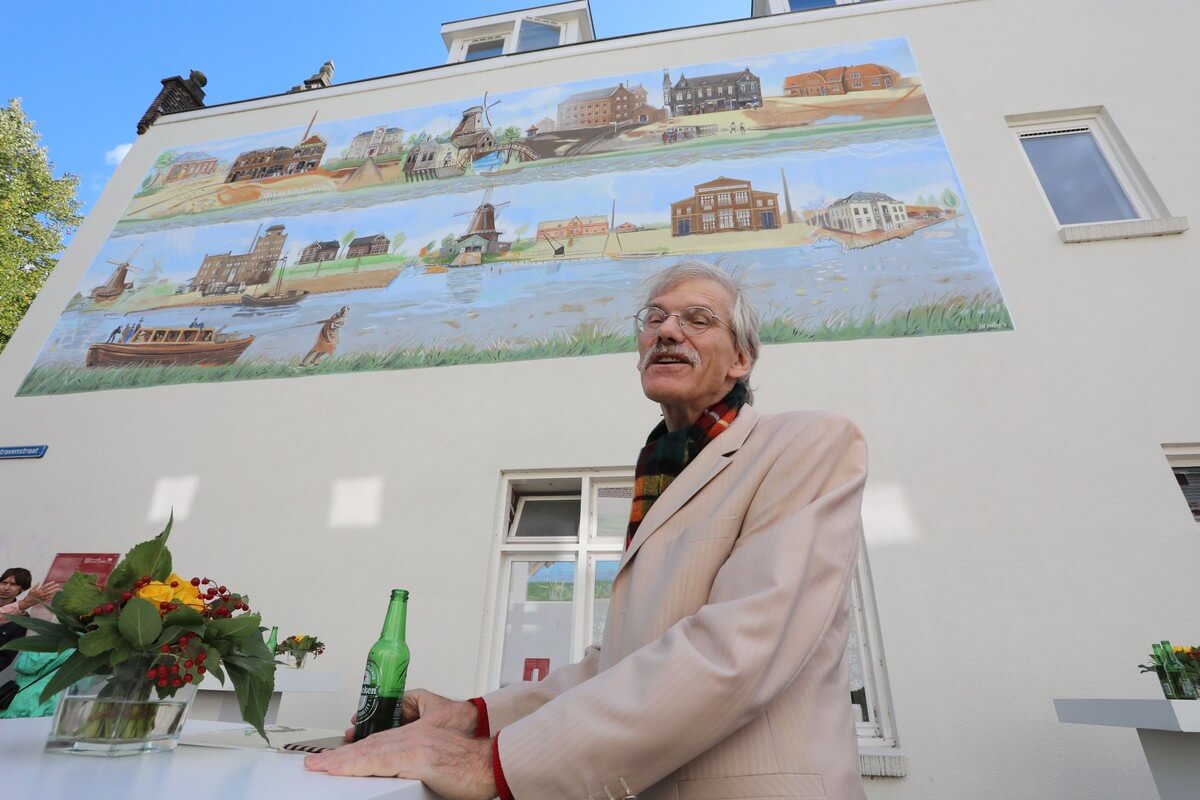 Jos Peeters voor zijn in 2015 onthulde muurschildering. Foto: Ton van den Berg