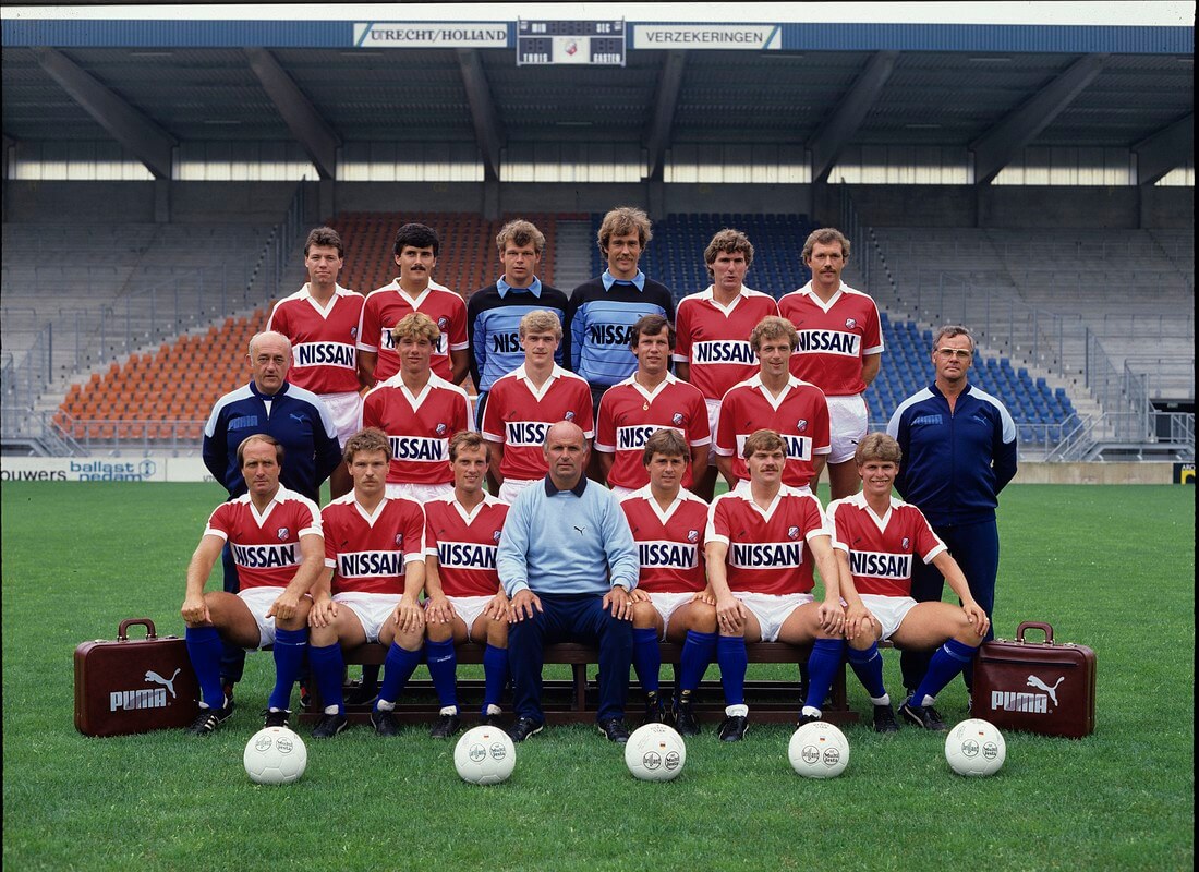FC Utrecht jaren tachtig met helemaal links zittend Dick Advocaat. Toenmalige trainer Barry Hughes in het midden. Foto: FC Utrecht