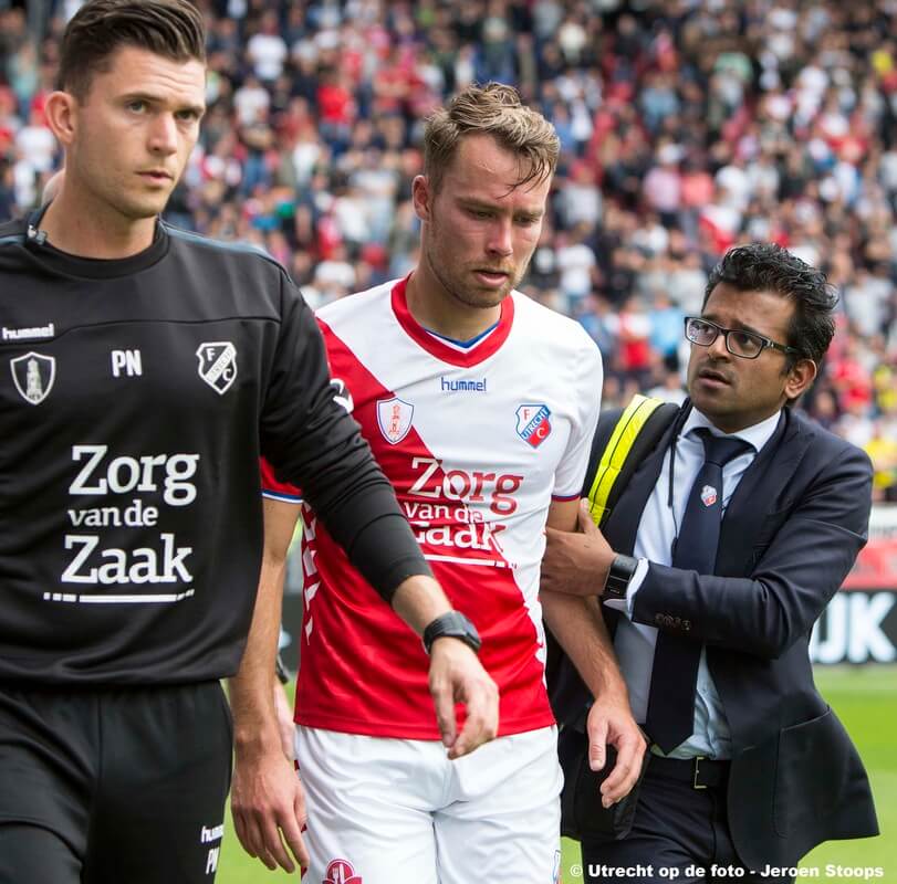 Van de Streek verlaat na de botsing met Scherpen het veld. Foto: Jeroen Stoops