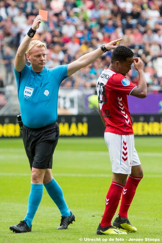 Korte tijd later moet ook Emanuelson het veld verlaten. Hij krijgt direct rood van scheidsrechter Blom. Foto: Jeroen Stoops