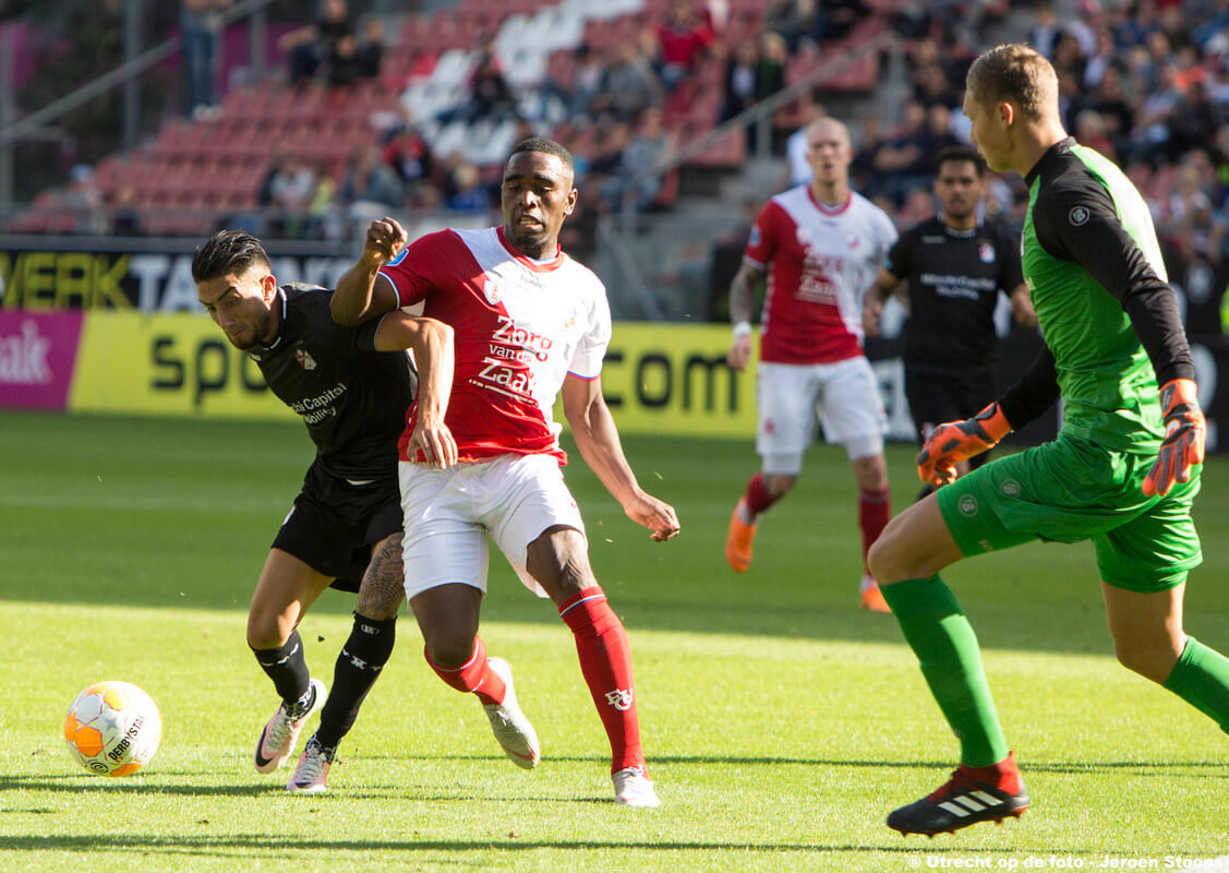 Kerk in duel. Doelman Scherpen van Emmen is er op tijd bij. Foto: Jeroen Stoops