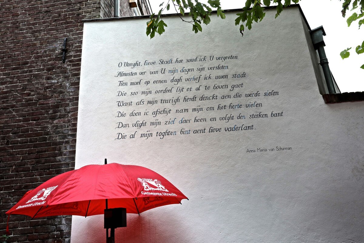 Kunstschilder Jos Peeters heeft het gedicht op de muur vereeuwigd. Foto: Ton van den Berg