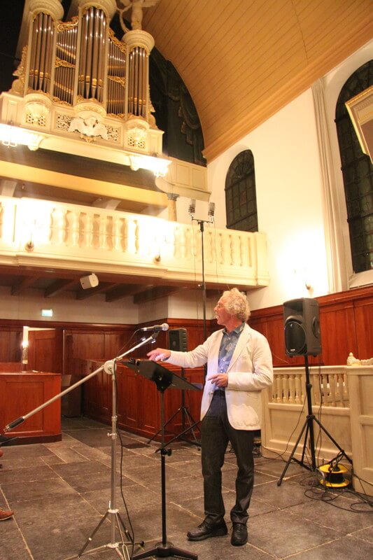 Henk Ester bij het orgel in de Lutherse Kerk.