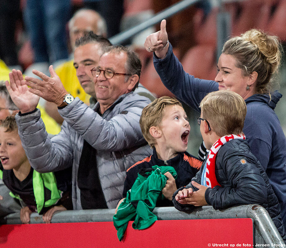 Voor deze jonge fan kan de avond helemaal niet meer stuk; Hij krijgt het shirt van doelman Jensen. Foto's Jeroen Stoops