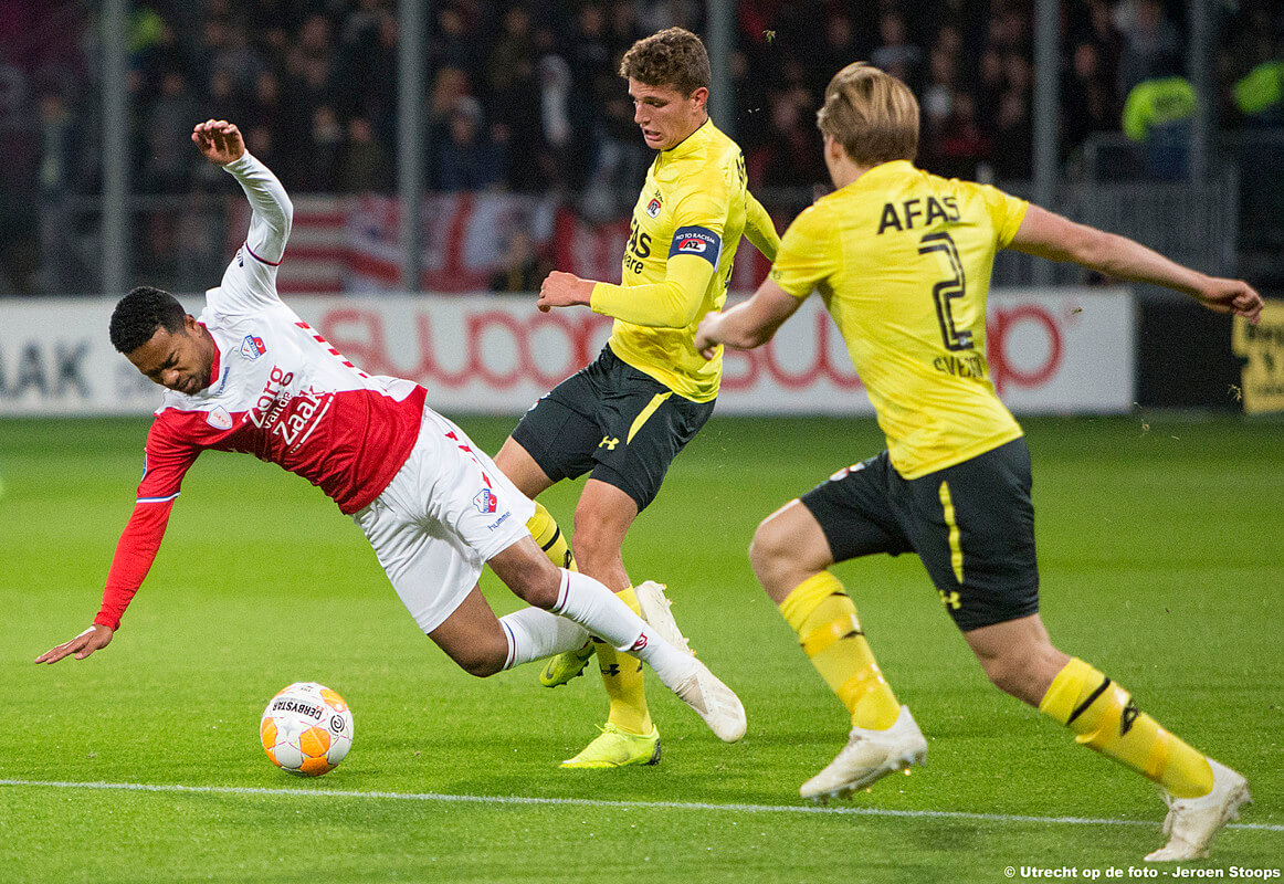 Emanuelson onderuit gehaald door AZ aanvoerder Til.