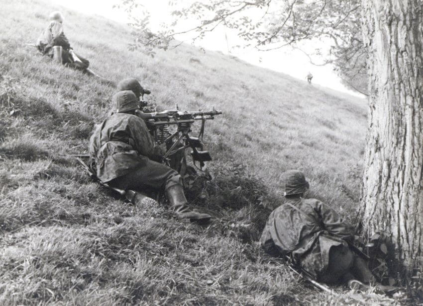 Soldaten van de SS op de Grebbedijk tussen de haven van Wageningen en de Wageningse Afweg. Foto: collectie stichting De Greb