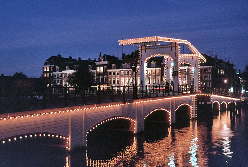 De Magere Brug herinnert aan het verlichte Zandpad. Foto: Polyvisie/collectie Van Maarsseveen