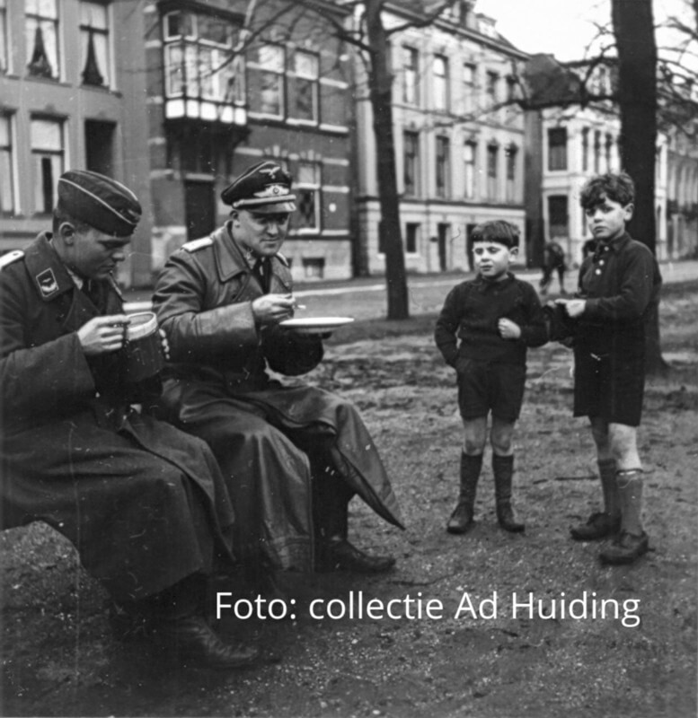 Twee kinderen en twee Duitse officieren tijdens de oorlog op de Maliebaan. Foto: collectie Ad Huiding