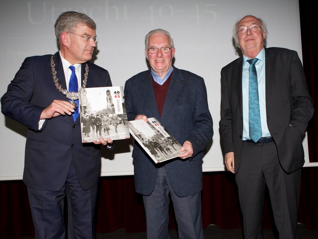 Op de foto's: burgemeester Van Zanen en Lex Burkunk (die een foto leverde voor het boek) krijgen de eerste exemplaren. Foto: Ton van den Berg