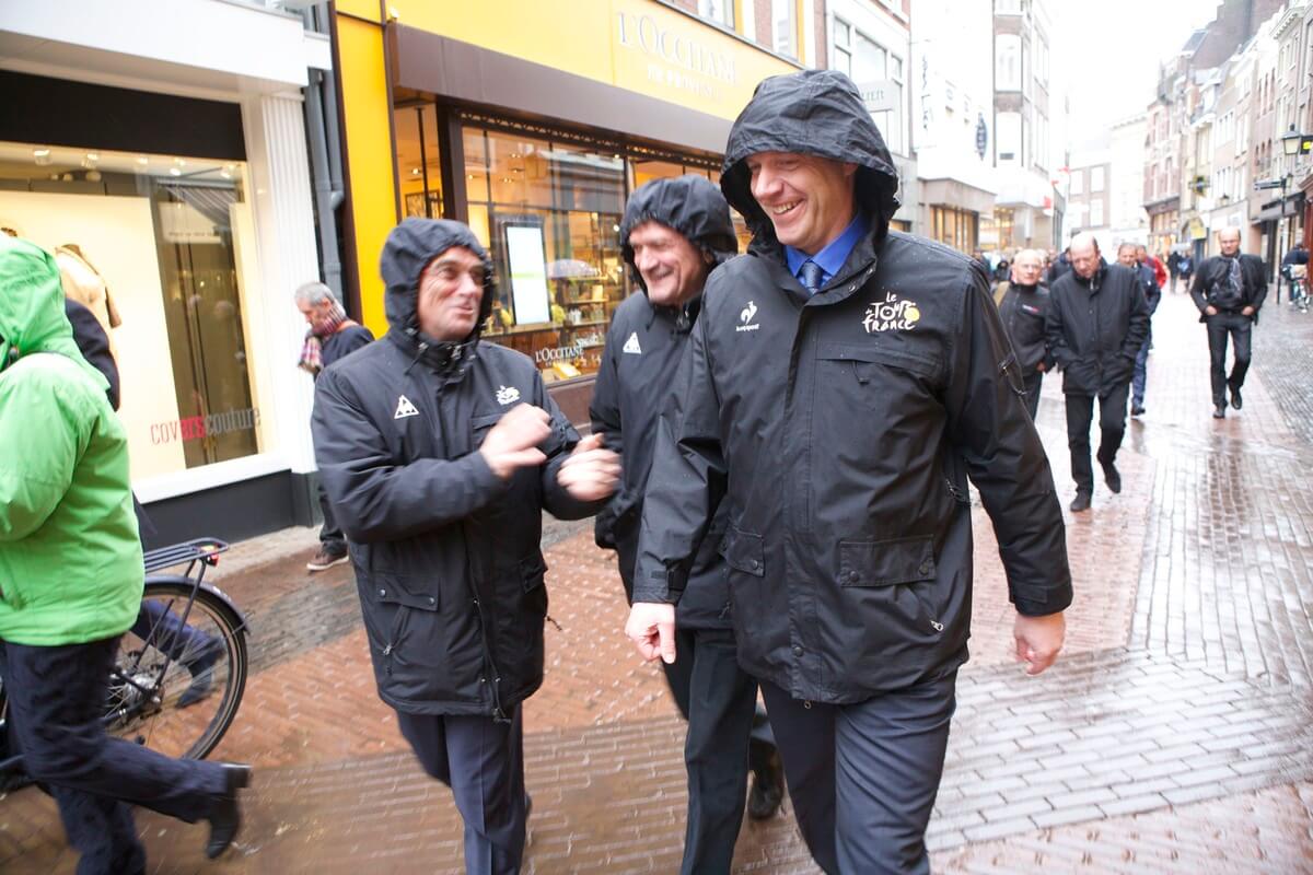 Tourdirecteur Prudhomme in de Choorstraat met Bernard Hinault en Bernard Thevenet. Foto: Ton van den Berg