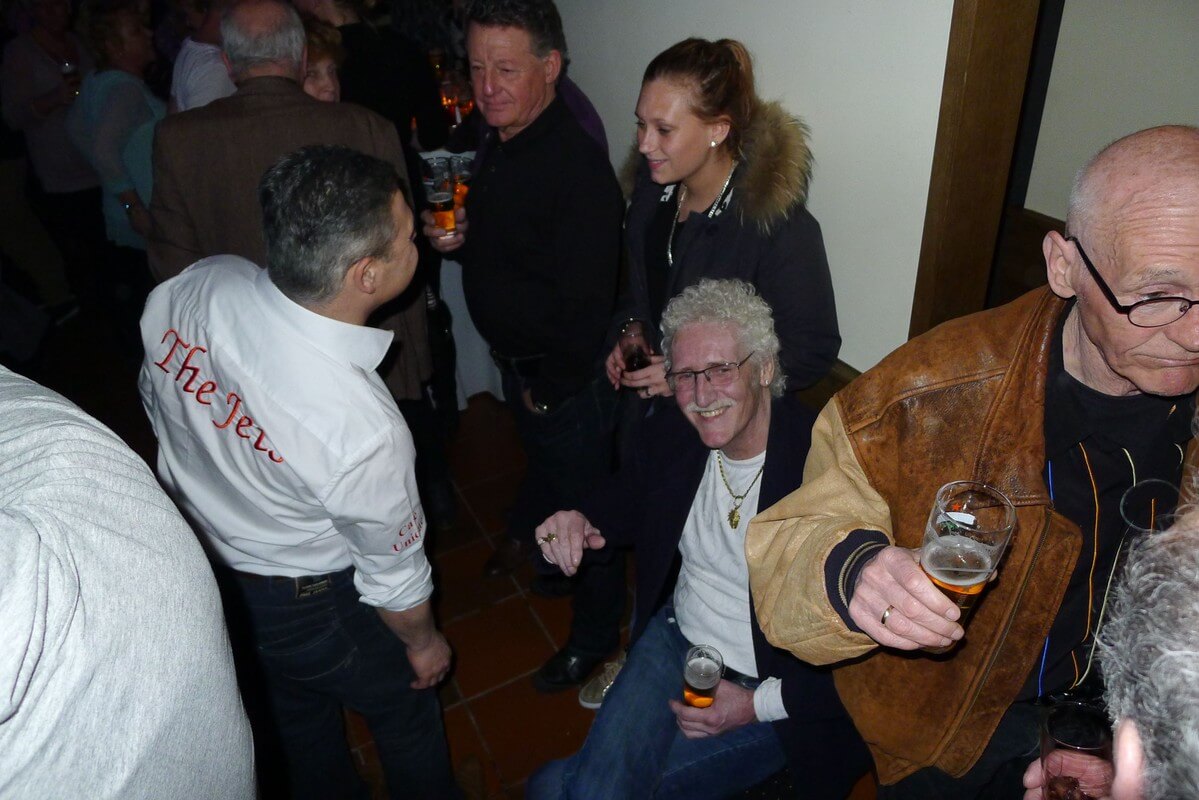 Jan van der Horst, zittend, in het Vechthuis in maart tijdens een optreden van The Jets. Foto: Ton van den Berg