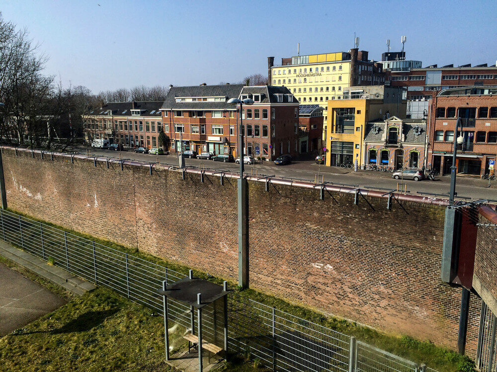 Aan de andere kant van de muur. Foto: Michael Kooren