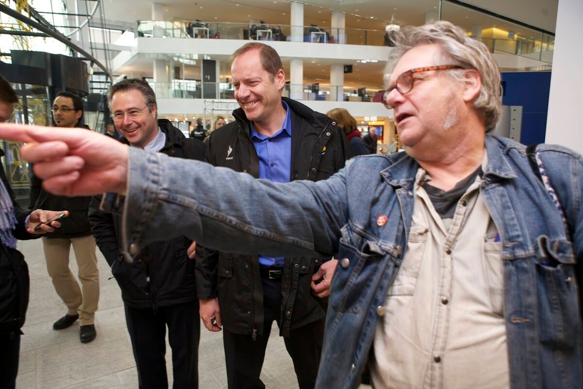 Tourdirecteur Prudhomme kijkt hoe Jeroen Wielaert op zijn foto-expositie wijst. Foto: Ton van den Berg