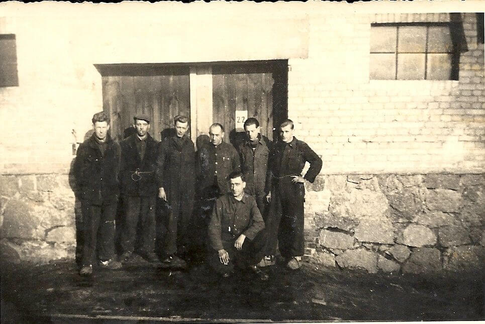 Groepsfoto van dwangarbeiders bij Rheinmetall, gehurkt zit Jan Reckers. Foto: familiearchief Reckers