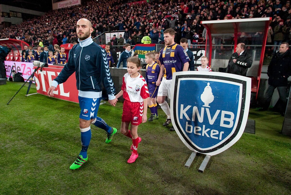 De spelers komen het veld op. Foto: Jeroen Stoops