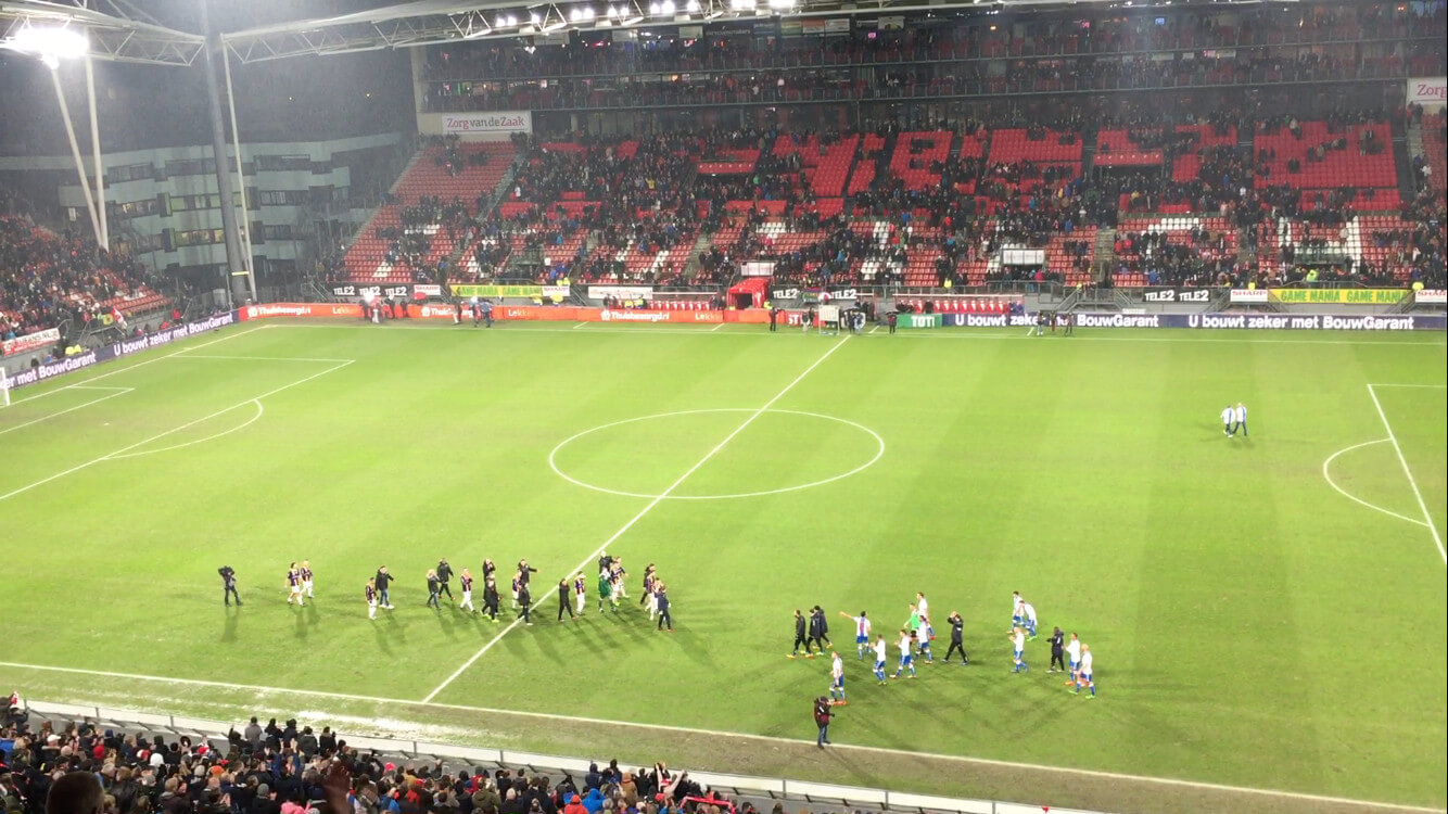 De spelersgroepen van VVSB en FC Utrecht gaan elkaar passeren tijdens ereronde. Foto: Mathijs van Echtelt