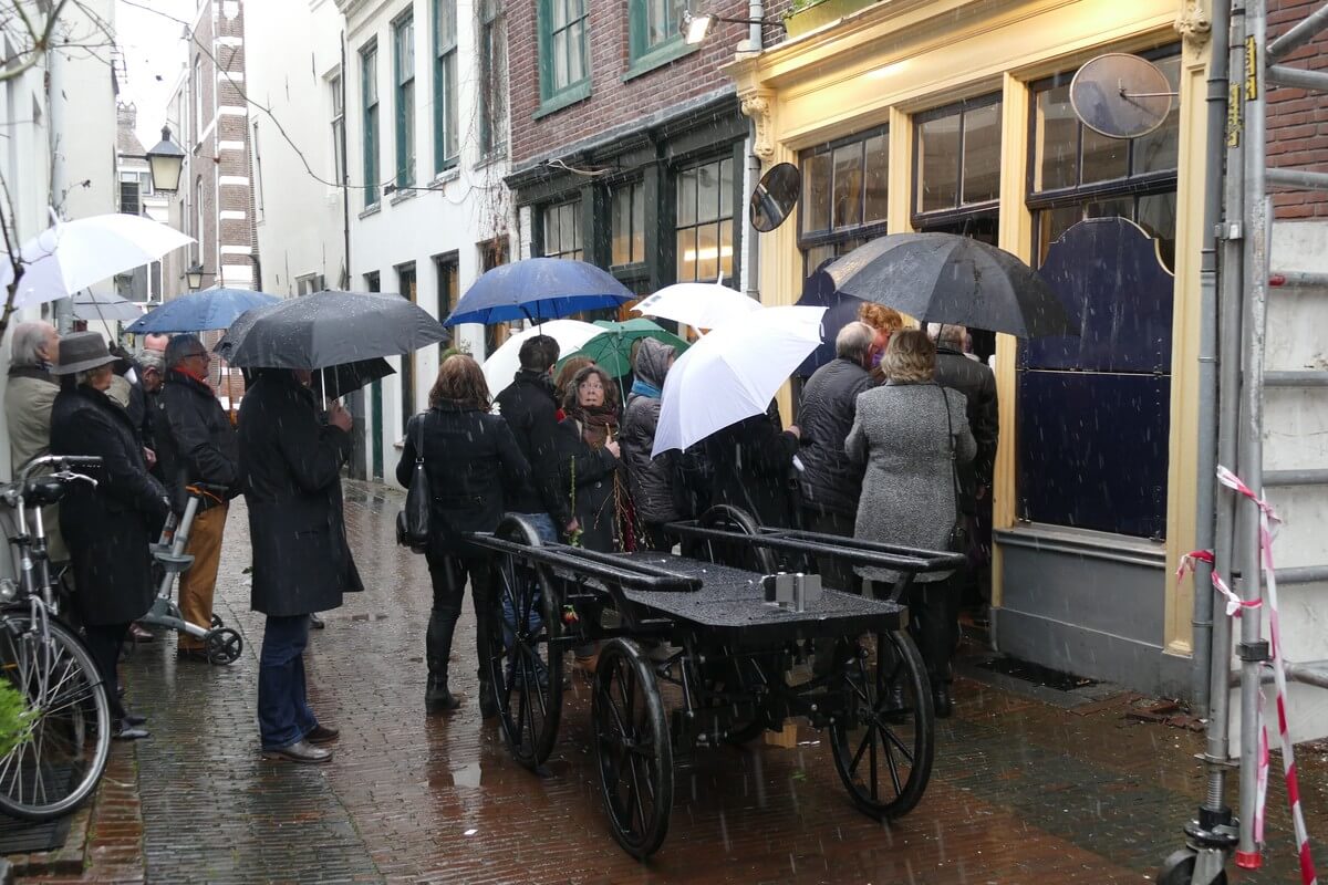 Veel belangstelling in de Donkerstraat om Ruud Snel nog een keer te kunnen zien. Foto: Ton van den Berg