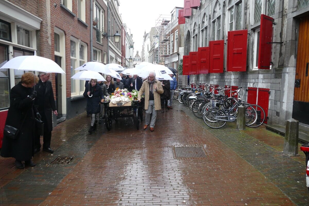 De stoet vertrekt bij de kaarsenwinkel. Foto: Ton van den Berg