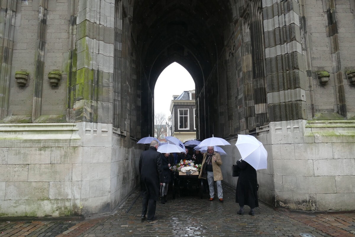 Onder de Domtoren. Foto: Ton van den Berg