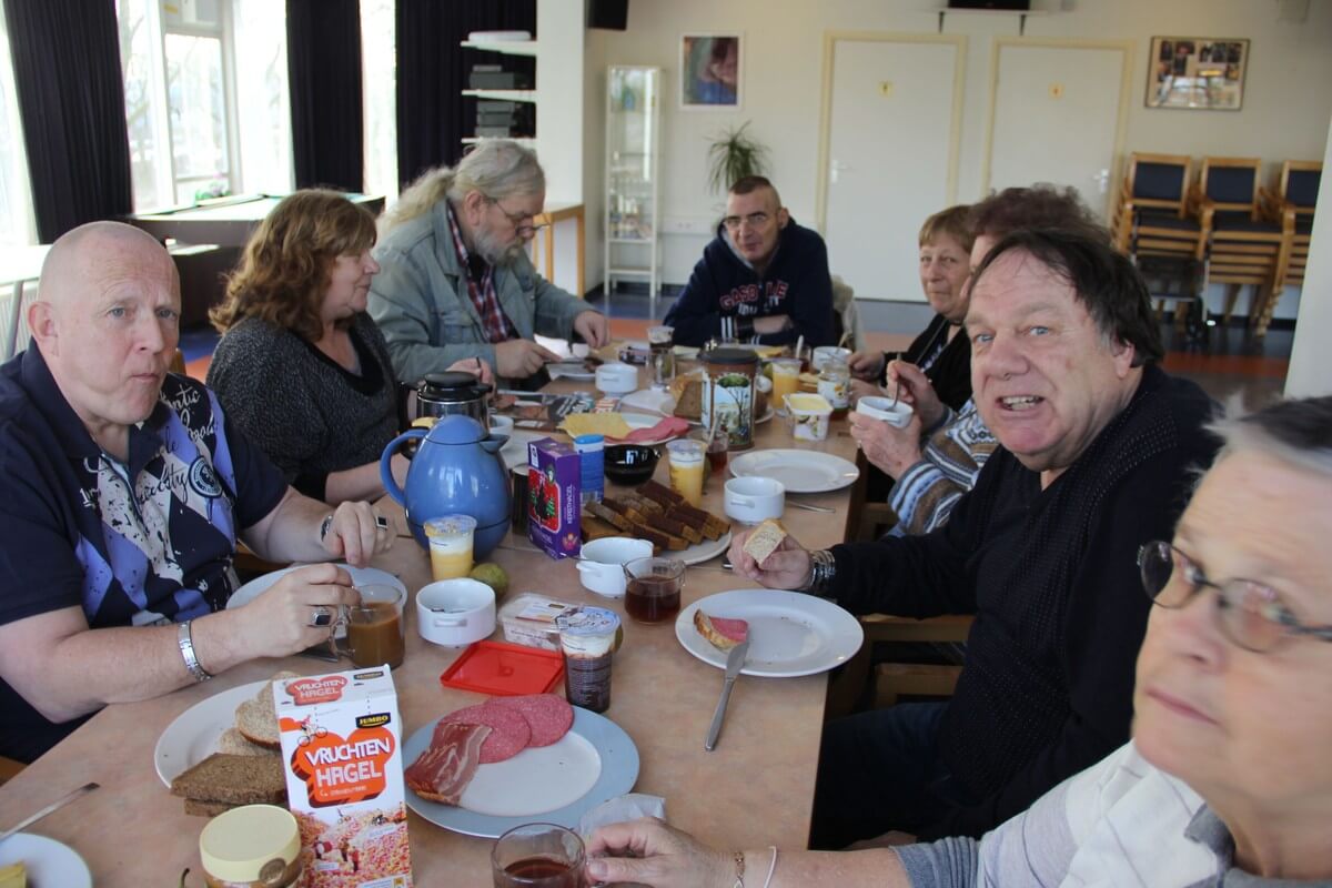 Bewoners aan de woensdagmiddaglunch. Foto: Willem Geijssen