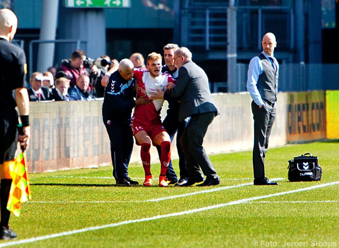 Letschert moet, onder het oog van trainer Ten Hag, geblesseerd het veld verlaten. Foto: Jeroen Stoops