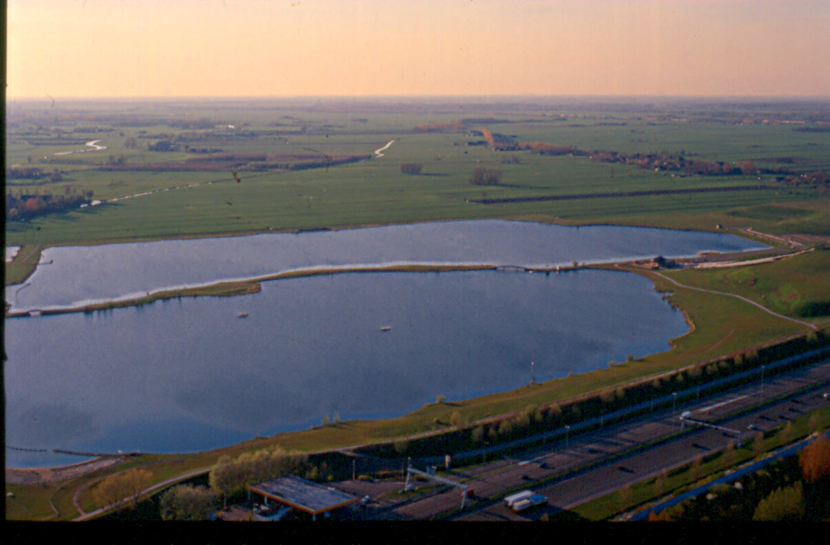 De Nedereindesplas gezien richting de weilanden van IJsselstein, 1997. Foto: Ton van den Berg