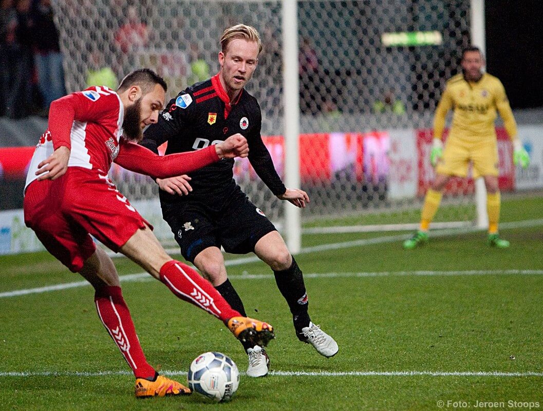 Barazite probeert Bovenberg te verschalken. foto: Jeroen Stoops