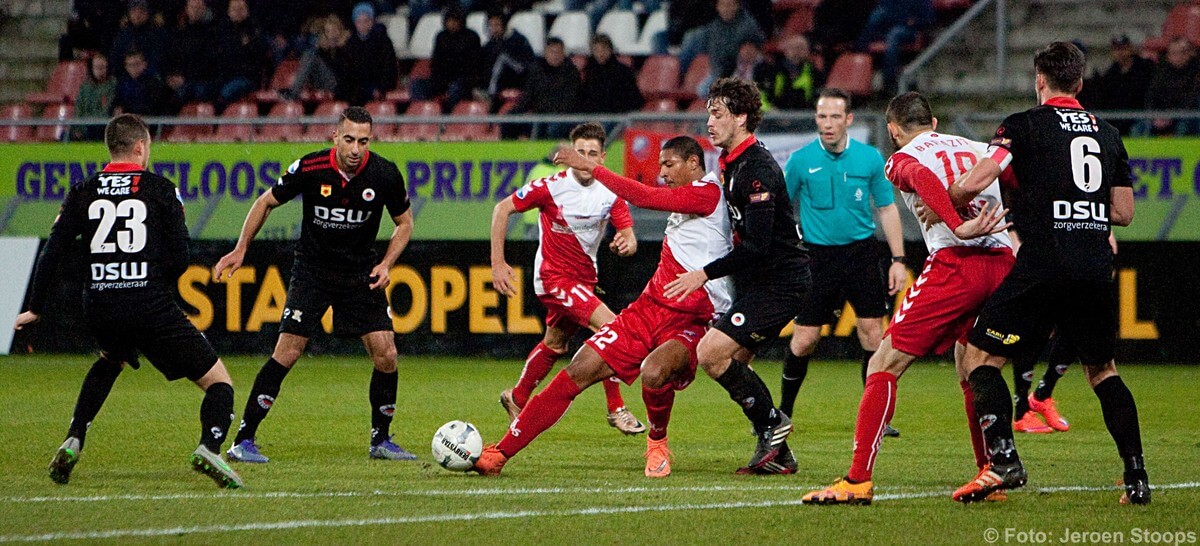 Haller aan de bal. Foto: Jeroen Stoops