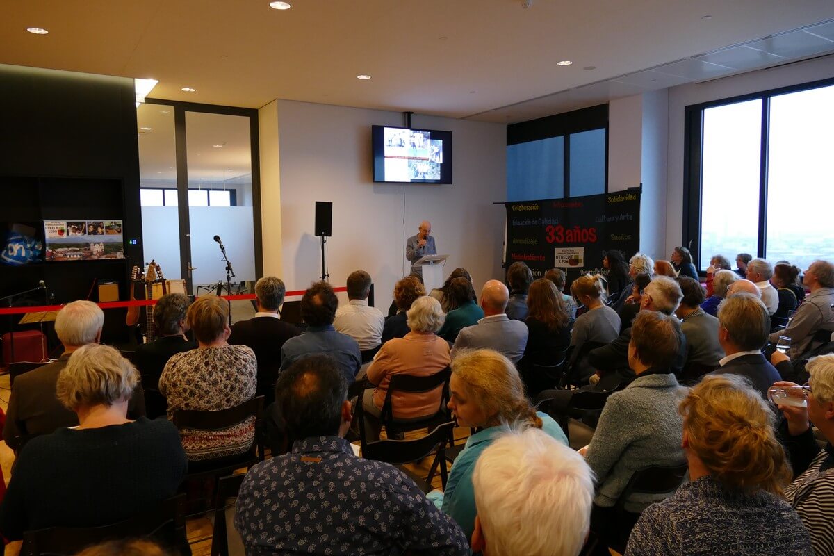 Erik Vleugel spreekt oud-vrijwilligers en ambtenaren toe tijdens slotbijeenkomst Utrecht-Leon. Foto: Ton van den Berg