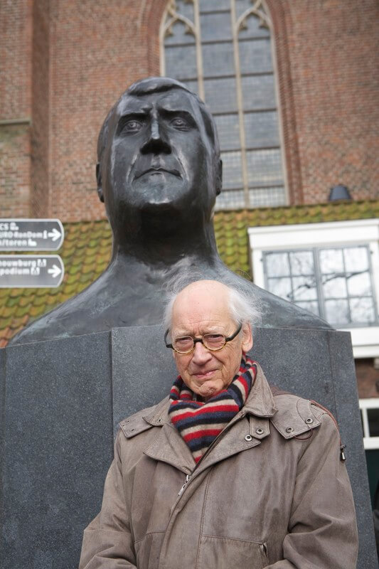 Theo van de Vathorst bij de buste die hij van Anton Geesink maakte. Foto: Ton van den Berg