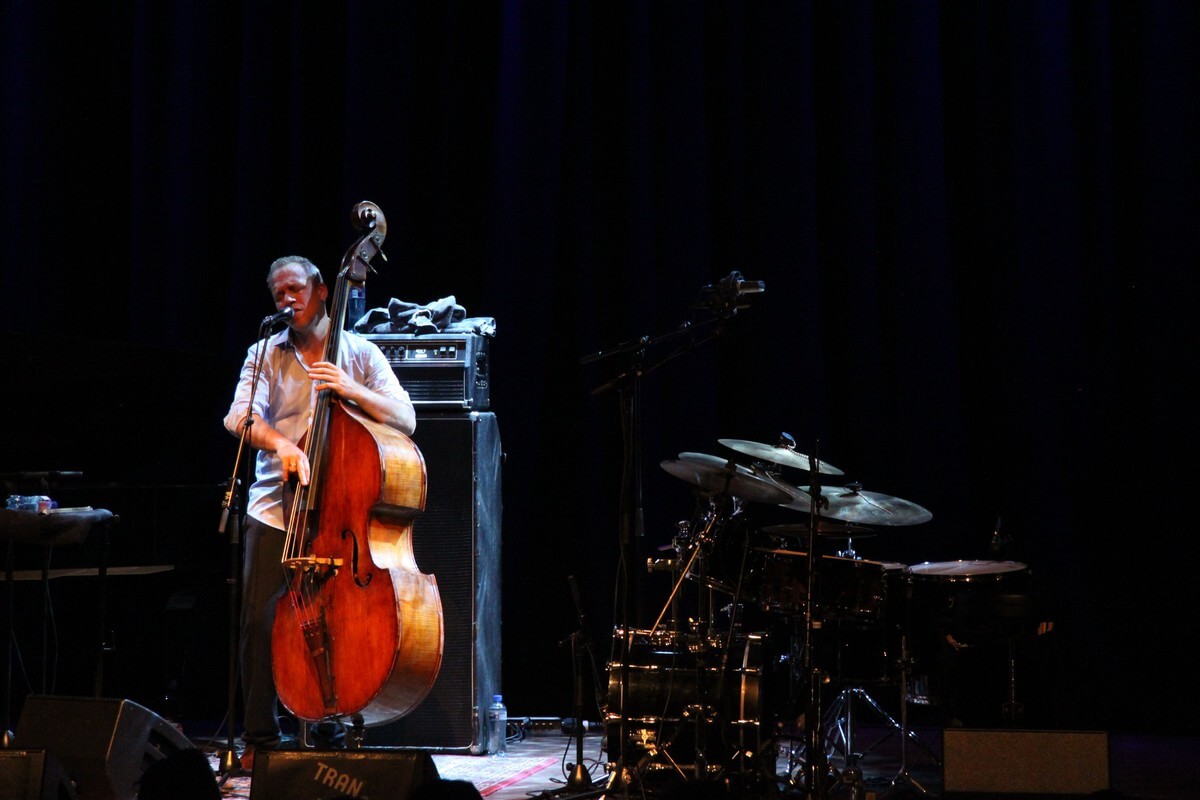 Avishai Cohen contrabas. Foto: Dries van Dijk