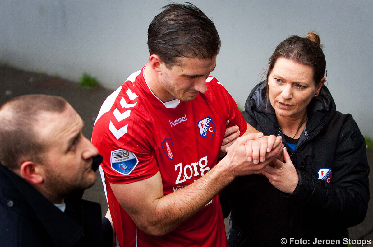 Van der Meer verlaat met hand/pols/arm/sleutelbeenblessure het veld. Foto: Jeroen Stoops