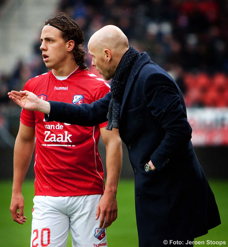 Troupée krijgt aanwijzingen van trainer Ten Hag. Foto: Jeroen Stoops